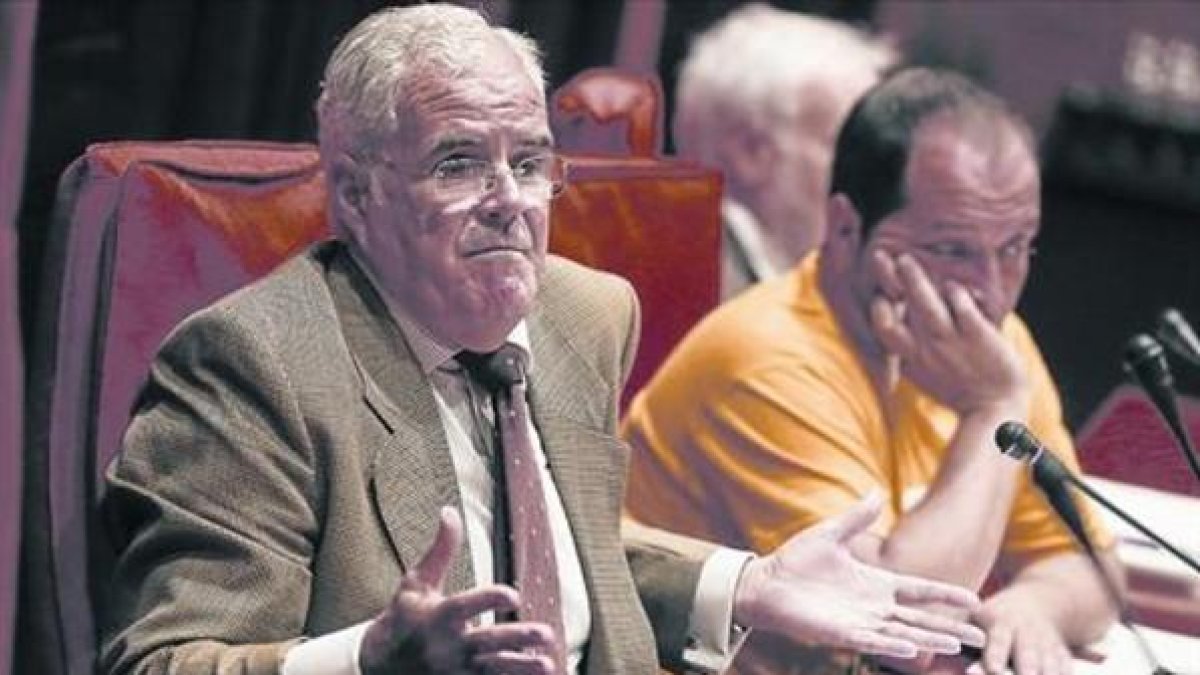 El fiscal superior de Cataluña, José María Romero de Tejada, en su comparecencia ante la comisión Pujol. / JULIO CARBÓ-/ JULIO CARBÓ