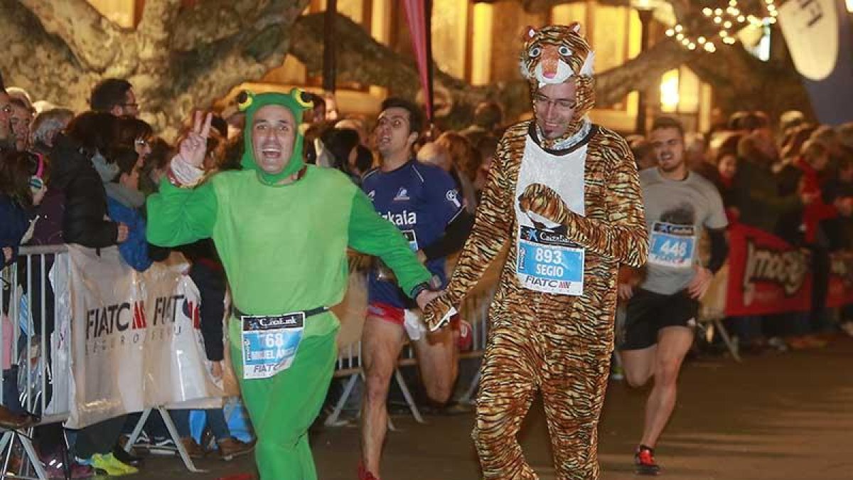 Dos corredores disfrazados completan los últimos metros de la carrera.-RAÚL OCHOA