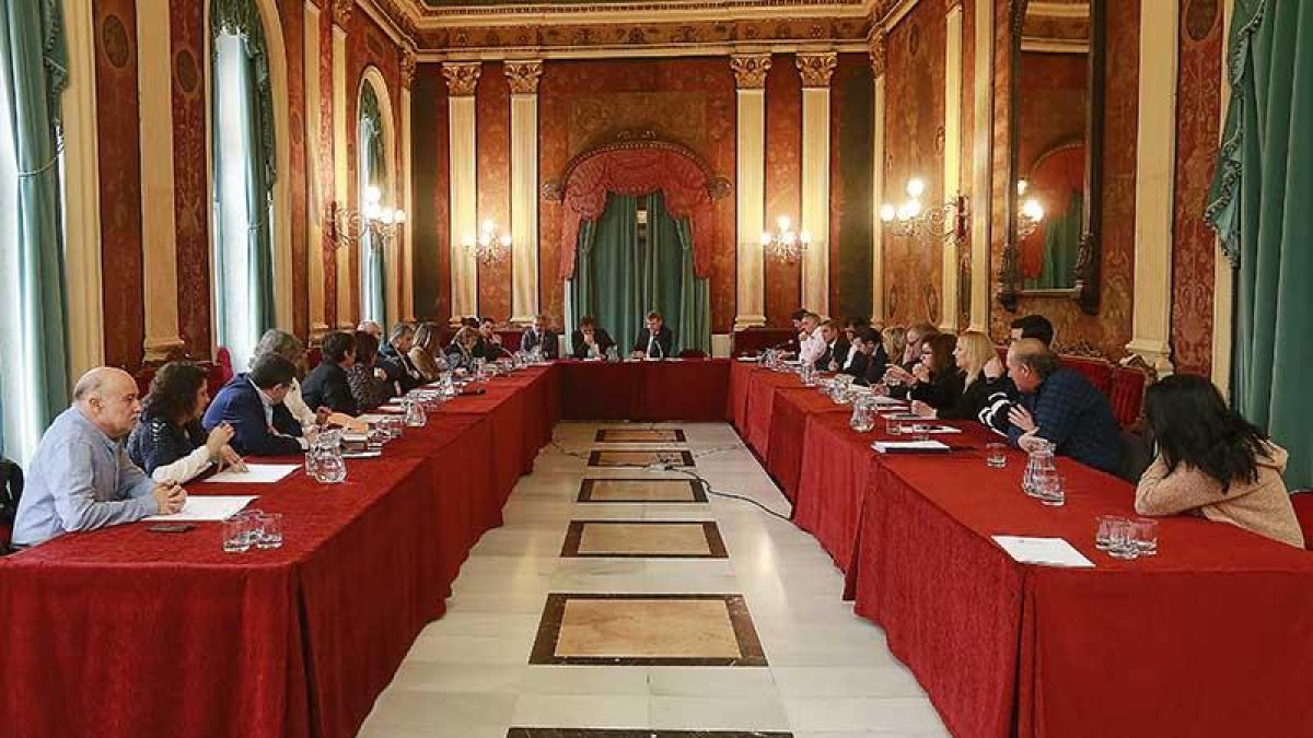 Reunión del Consejo Social celebrada ayer en el Salón Rojo del Teatro Principal.-RAÚL G. OCHOA