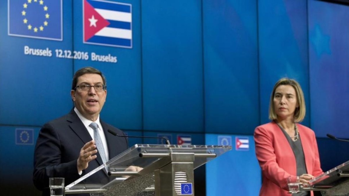 Bruno Rodríguez (izq) y Federica Mogherini, en su rueda de prensa conjunta en Bruselas, este lunes.-AP / VIRGINA MAYO
