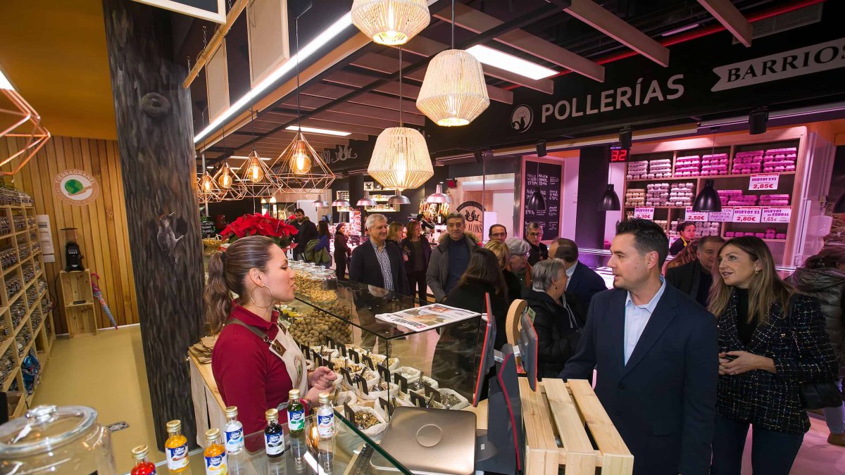 El alcalde, Daniel de la Rosa, charla con la responsable de Tierra de Granel, en el Mercado de Gamonal. TOMÁS ALONSO