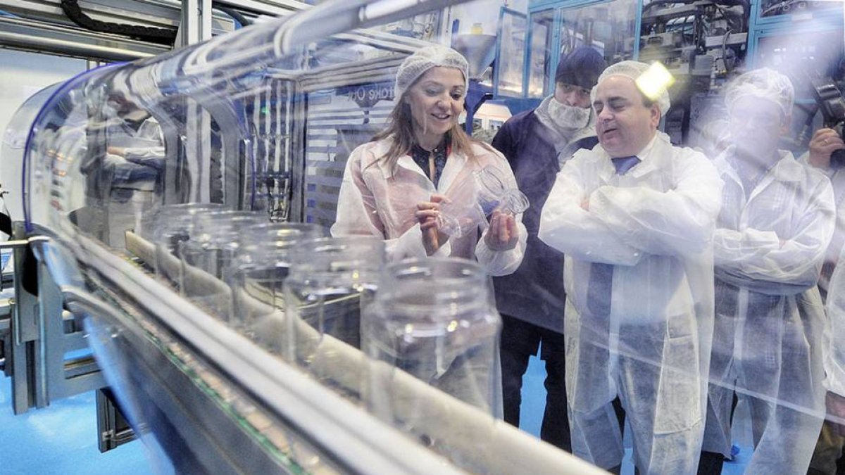La concejal Carolina Blasco visitó la empresa, que está en pleno proceso de instalación y ya cuenta con las primeras líneas de producción de envases.-ISRAEL L. MURILLO