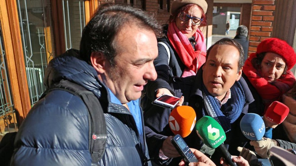 Uno de los abogados de la defensa atiende a los medios de comunicación a la salida del juzgado.-L. V.