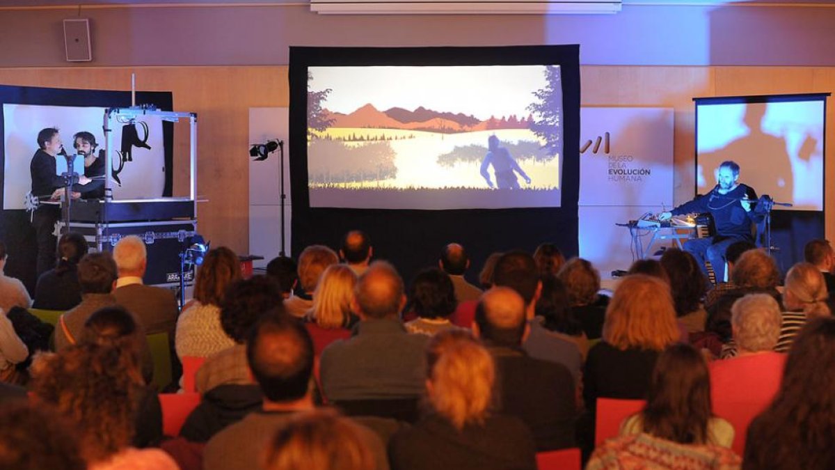 ‘En busca del fuego’ une el teatro de sombras, una de las técnicas más primitivas de la escena, con las tecnologías y la música en directo.-Israel L. Murillo