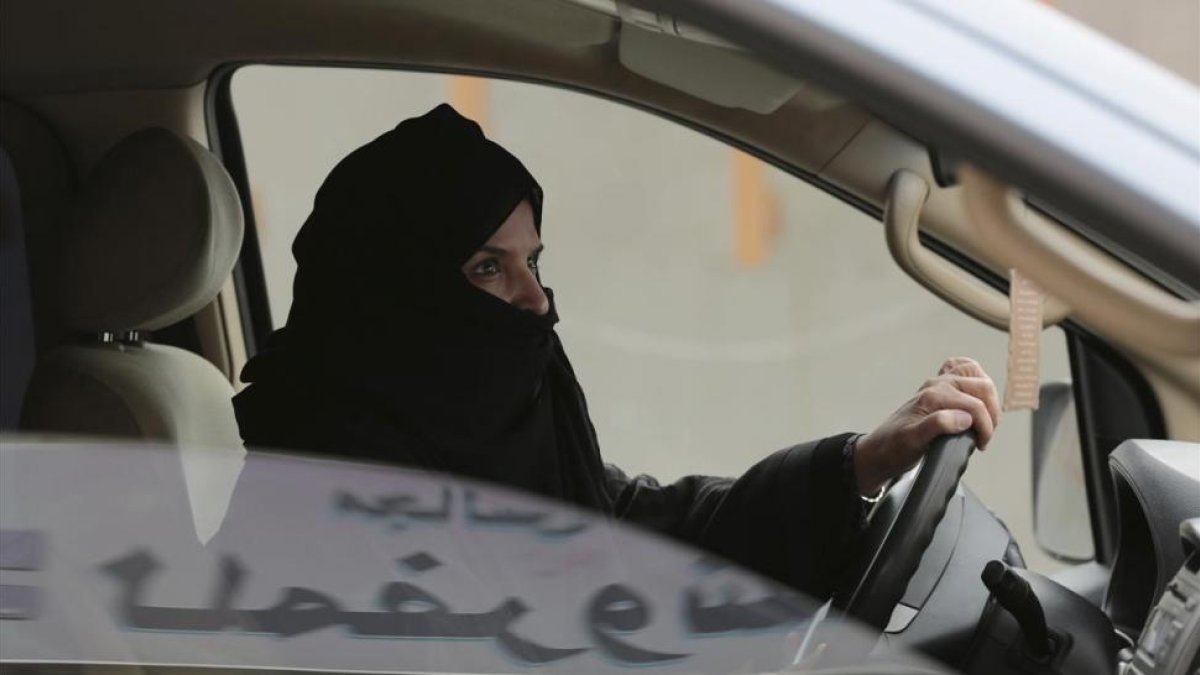 Foto de archivo de Aziza Al-Yousef conduciendo un coche en Riad como acto de protesta en el 2014 a favor de eliminar la ley que prohibe a las mujeres saudís conducir.-/ HASAN JAMALI (AP)