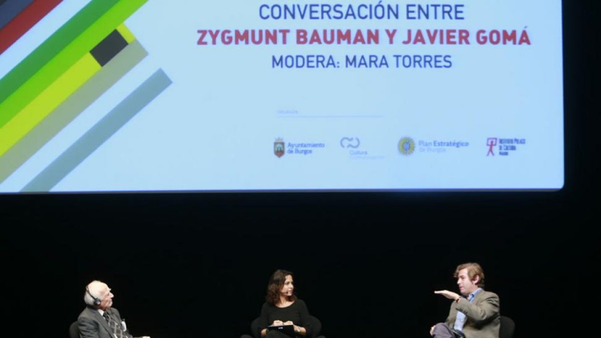 La periodista Mara Torres animó y moderó el diálogo entre el sociólogo polaco Zygmunt Bauman (i.) y el filósofo español Javier Gomá en la sala de congresos del Fórum.-Raúl Ochoa