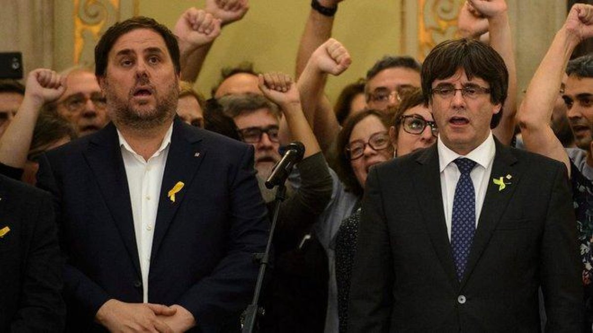 Oriol Junqueras y Carles Puigdemont, el 27 de octubre del 2017.-ROSER VILALLONGA (ACN)