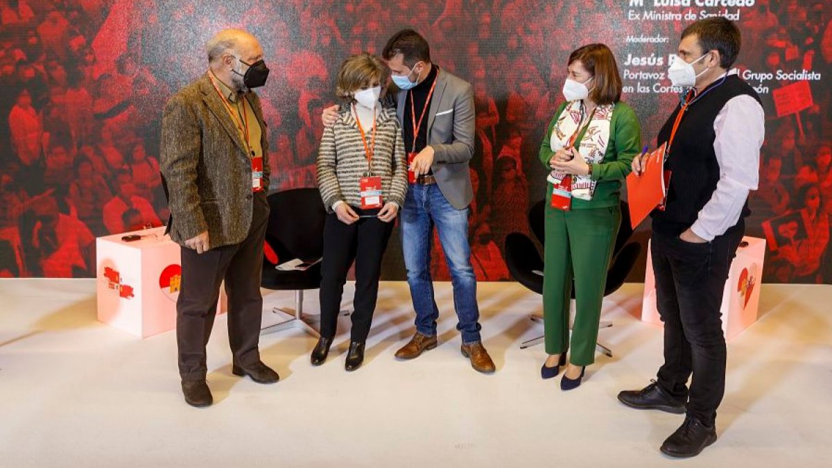 Luis Tudanca saluda a Juan Antonio Ayllón, María José Carcedo y Sara Alba en el Congreso Autonómico del PSOE CyL. SANTI OTERO