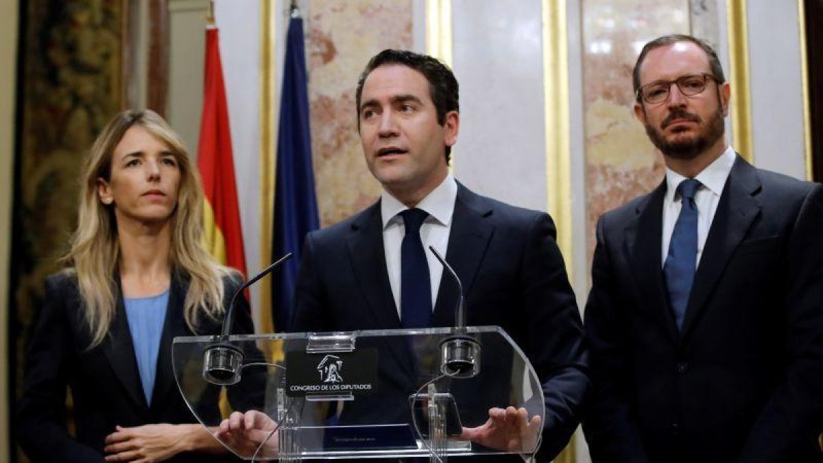 El secretario general del Partido Popular, Teodoro Garcia Egea (c), acompñado Cayetana Álvarez de Toledo y Javier Maroto durante su comparecencia ante los medios.-EFE
