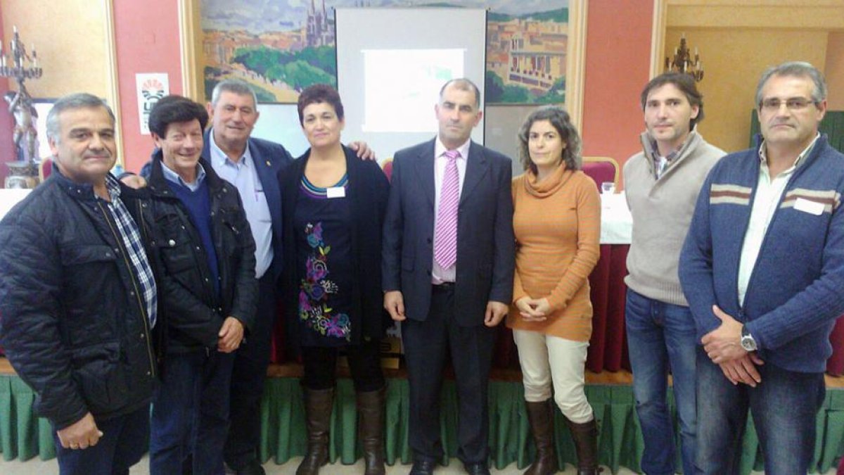 Ramos (segundo por la izquierda) y Delgado (centro) con la nueva ejecutiva.-UPA