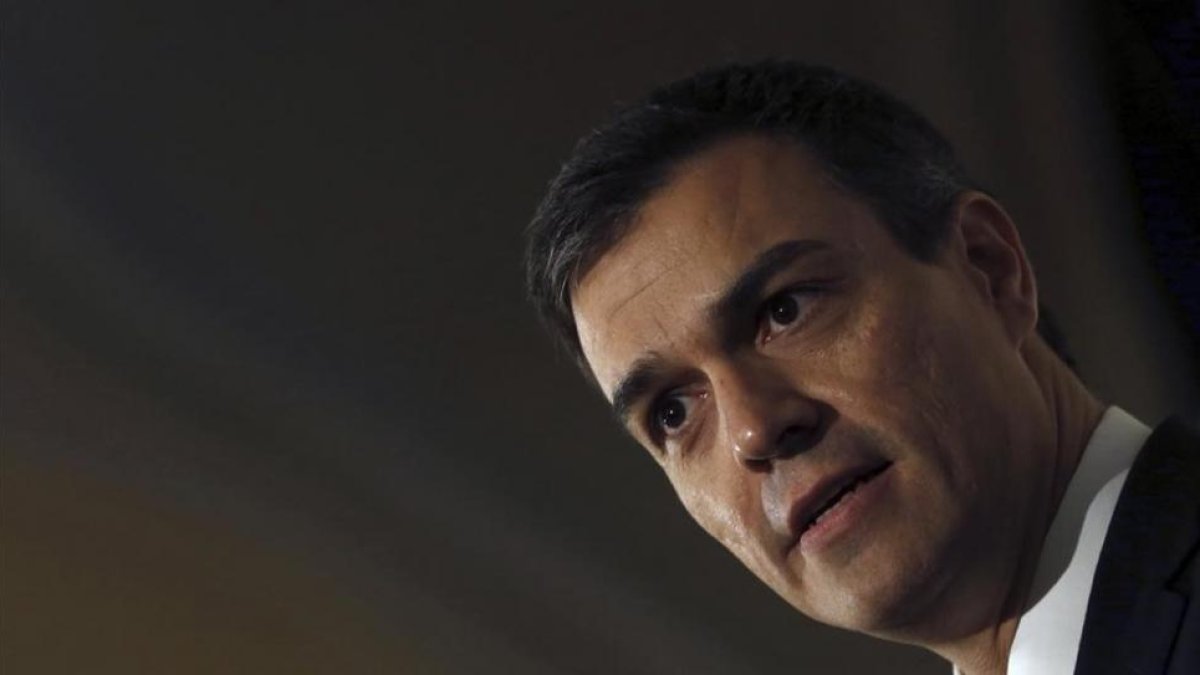Pedro Sánchez,  este lunes, durante la conferencia impartida en Madrid.-EFE / J. J. GUILLEN