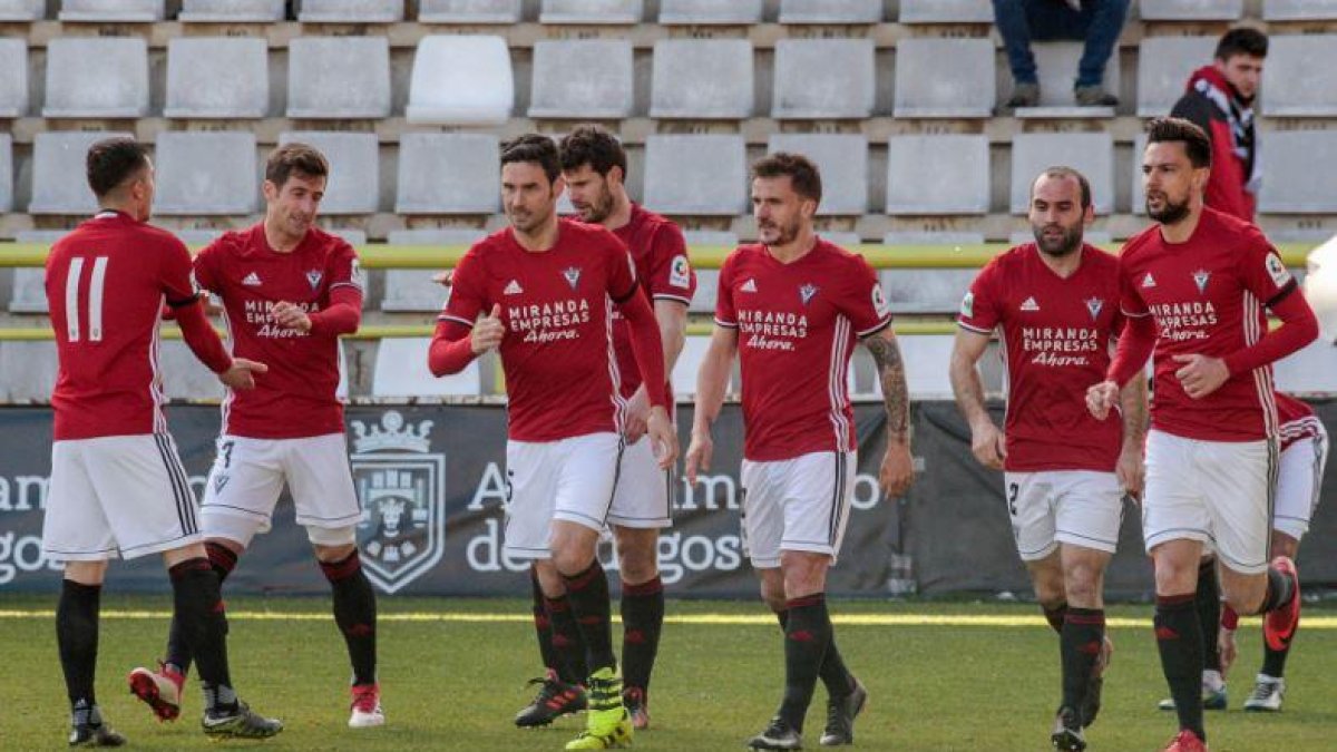 El CD Mirandés afronta un importante encuentro en tierras vascas.-SANTI OTERO