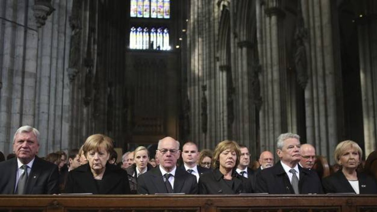 El jefe del gobierno de Hesse, Volker Bouffier; la cancillera alemana, Angela Merkel; el presidente del Bundestag, Norbert Lammert; el presidente alemán, Joachim Gauck y su pareja Daniela Schadt, y la jefa del gobierno de Renania del Norte Westfalia, Hann-Foto: EFE / OLIVER BERG