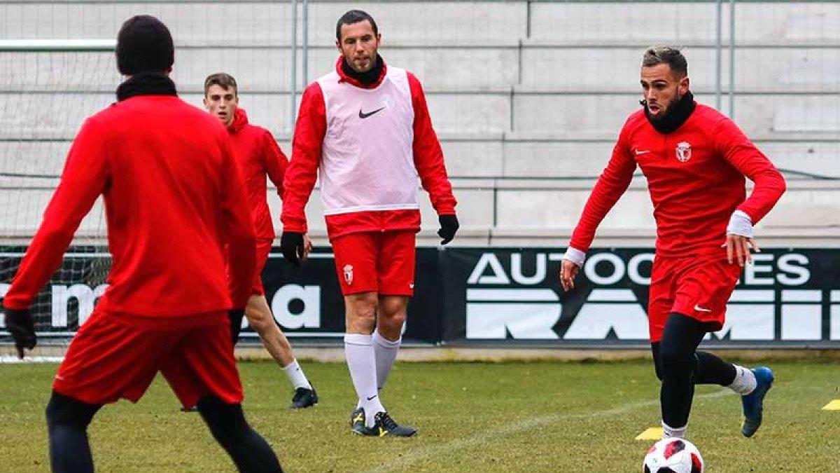 Elliot conduce el balón en el entrenamiento de ayer en El Plantío.-ALBA DELGADO / BURGOS CF