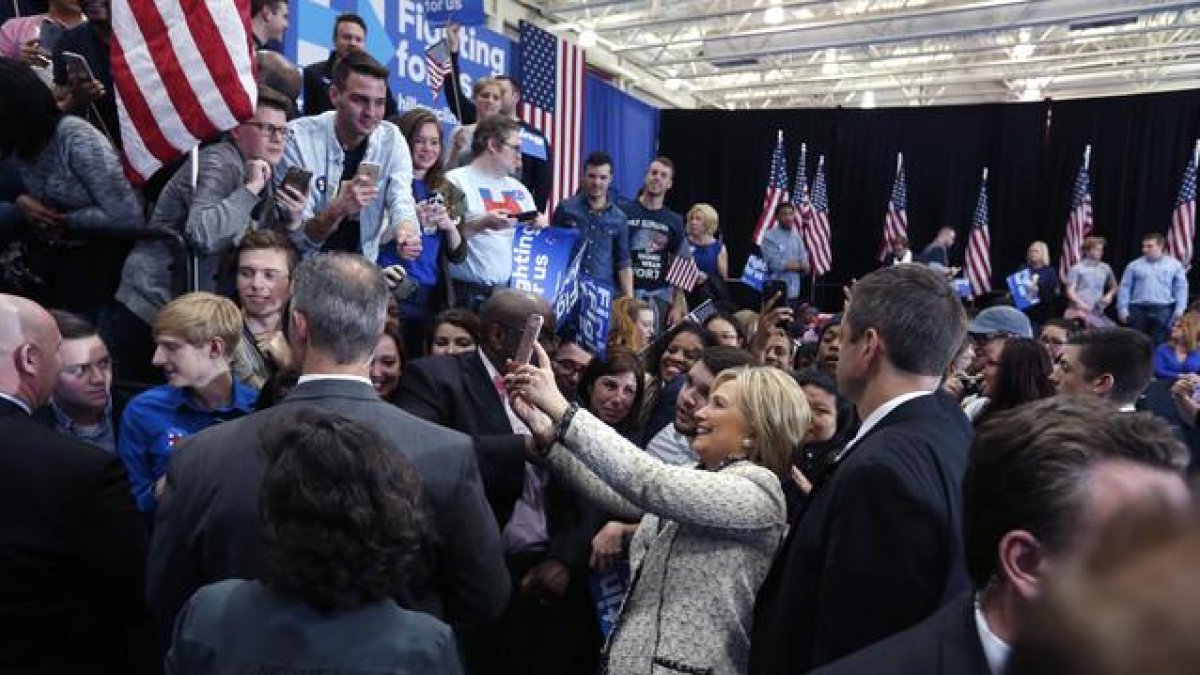 Selfi de Hillary Clinton con algunos de sus seguidores en el acto de los demócratas en Carolina del Sur.-AFP