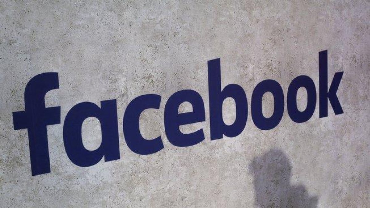 Con el objetivo de prevenir la propagación de información errónea, Facebook añadirá etiquetas de verificación de datos más claras.-AP