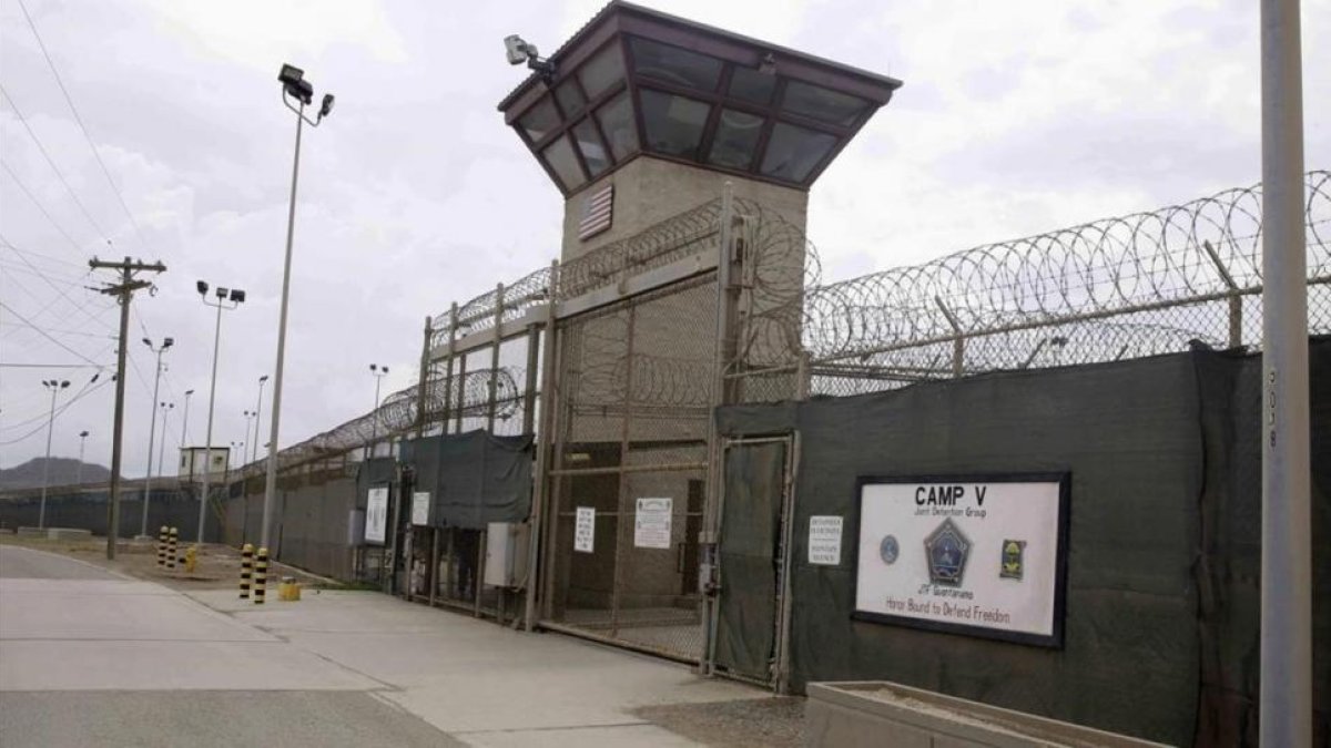 Entrada a los campos 5 y 6 de la prisión miltar norteamericana de Guantánamo (Cuba), en una imagen de archivo, en junio del 2014.-AP / BEN FOX