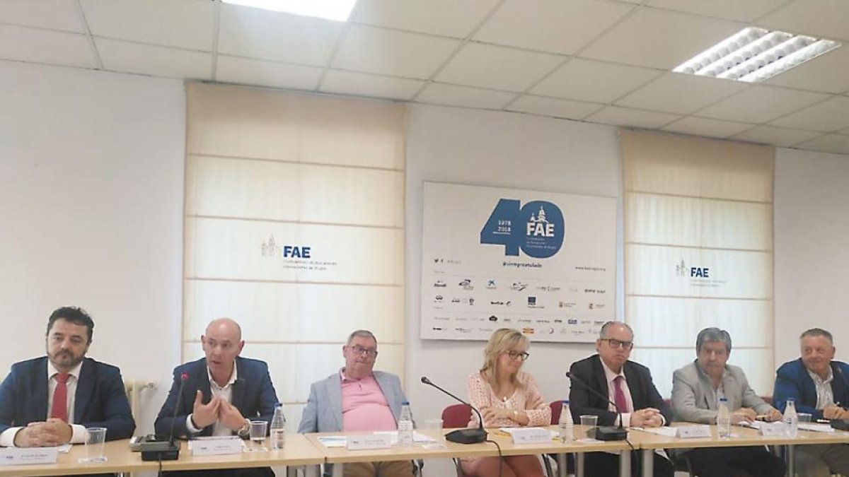 Representantes de las organizaciones empresariales del sector y de FAE , en un momento de la rueda de prensa de presentación del convenio.-ECB