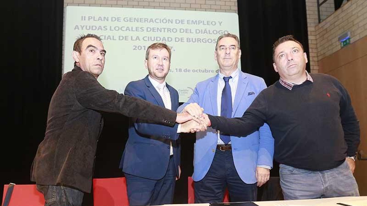 Fidel Velasco, Javier Lacalle, Miguel Ángel Benavente y Pablo Dionisio Fraile, en la firma del documento.-RAÚL G. OCHOA