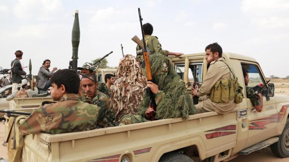 Yemen es uno del los países que recibe armas de fabricación búlgara. En la foto combatientes hutis en Saná, la capital yemení-REUTERS / NAIF RAHMA