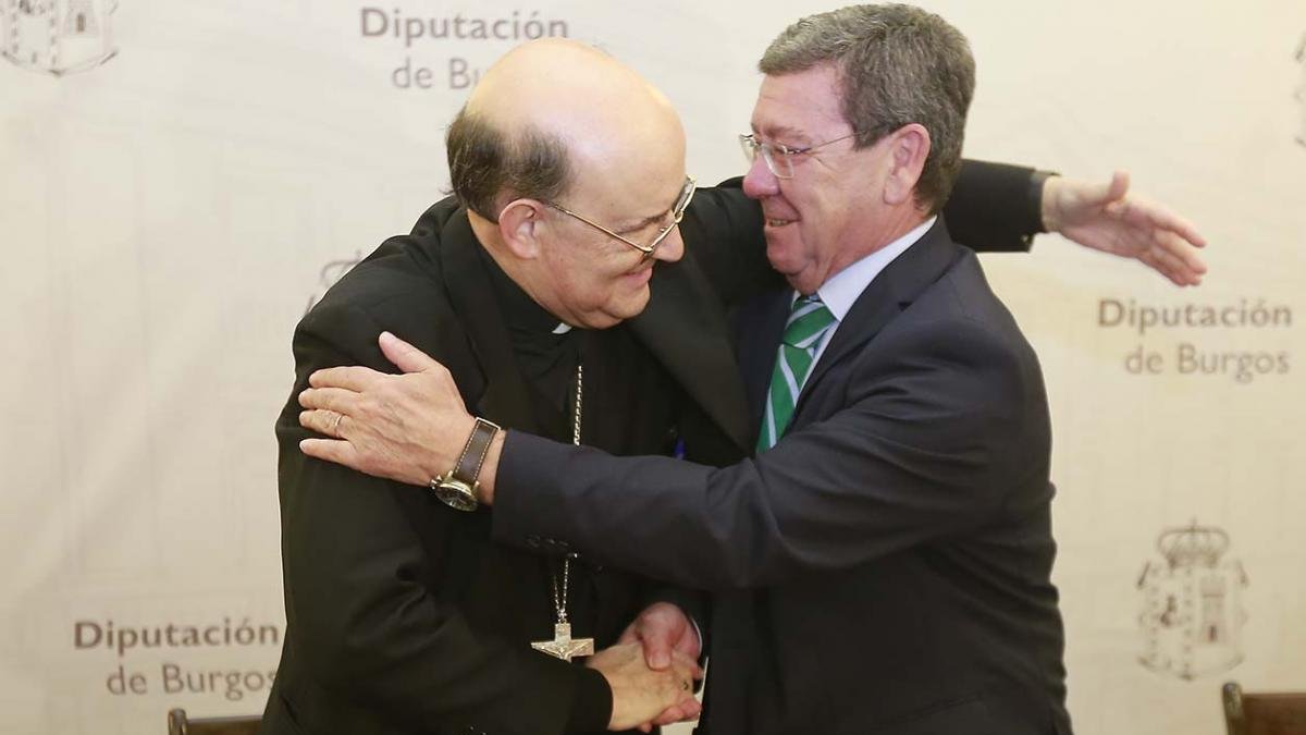 El arzobispo Fidel Herráez junto al presidente de la Diputación César Rico durante la firma del convenio.-RAÚL G. OCHOA