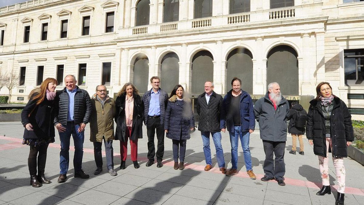 Los representantes socialistas que componen ambas listas se citaron ayer en la Audiencia de la capital.-I. L.M.
