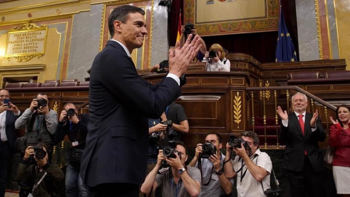 Pedro Sánchez, ante los fotógrafos, tras la moción de censura.-/ JOSE LUIS ROCA