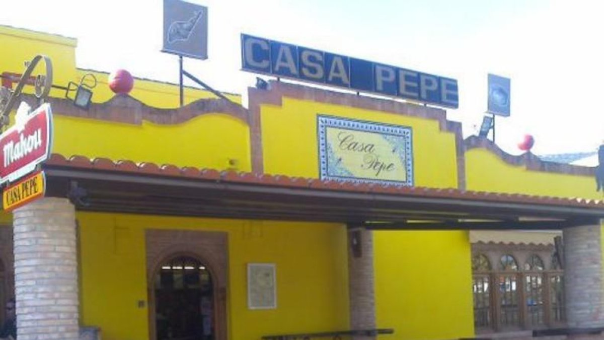 Fachada del bar franquista Casa Pepe, en Almuradiel (Ciudad Real).-