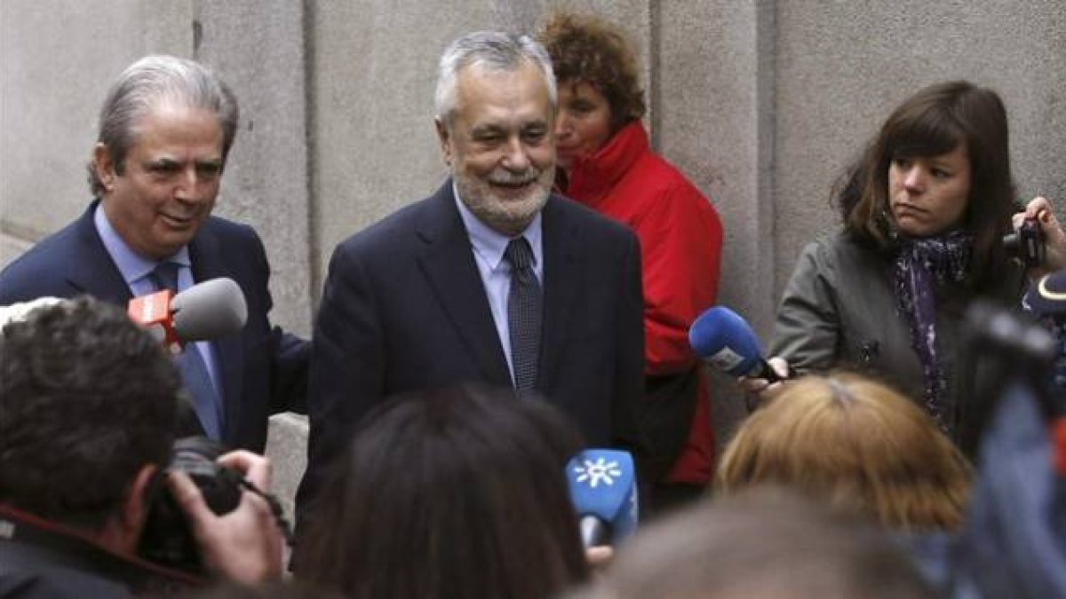 El expresidente andaluz José Antonio Griñán, este jueves, 9 de abril, a su llegada al Tribunal Supremo para declarar por el caso de los ERE.-Foto: EFE / JUAN CARLOS HIDALGO