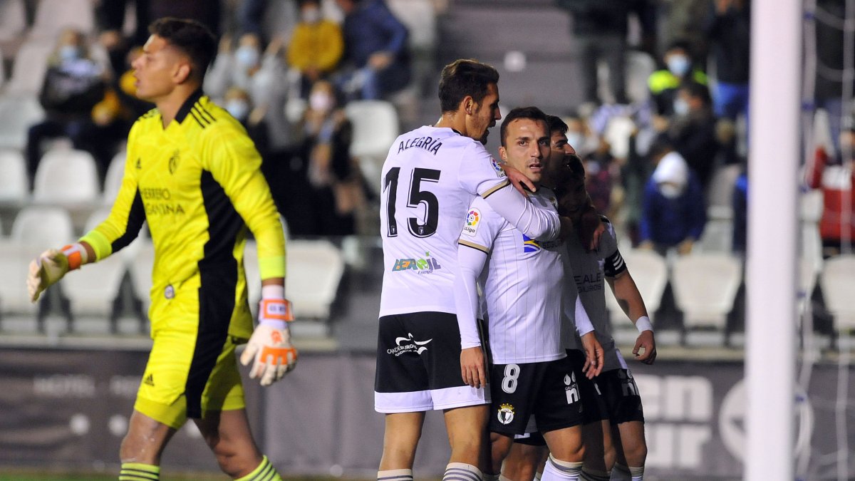 Valcarce celebra con sus compañeros el gol ante la Ponferradina. TOMÁS ALONSO