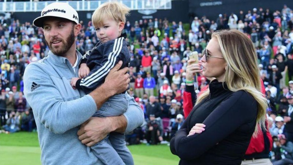 Dustin Johnson, con su hija Tatum y su mujer, Paulina Gretzky.-AFP / HARRY HOW