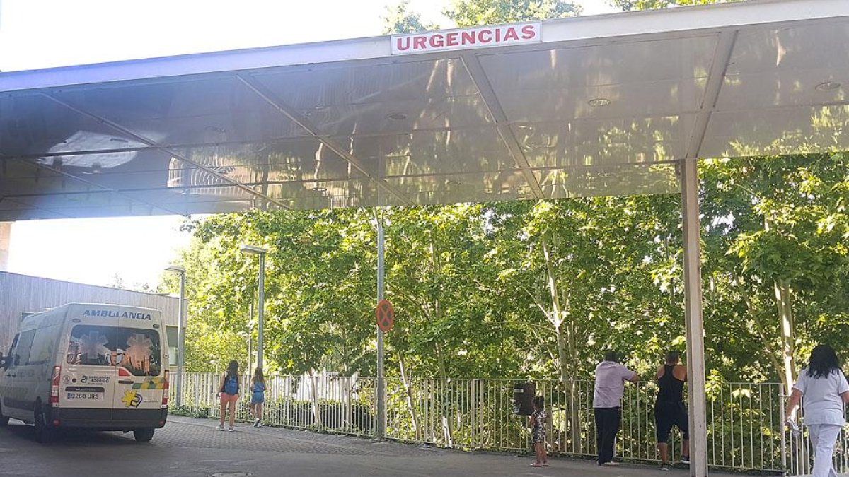 El centro hospitalario ribereño está tratando de completar las vacantes en varias especialidades.-L. VELÁZQUEZ