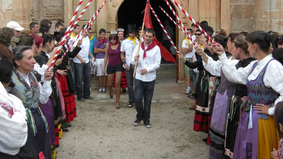 La comitivaa la salida de misa tras la elección de la Reina y de la Virreina en 2012.-ASOCIACIÓN JÓVENES DE HACINAS