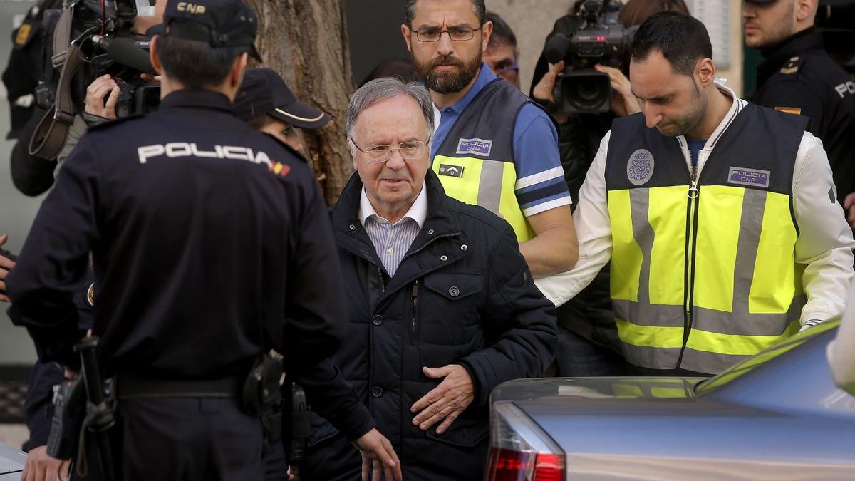 Miguel Bernard, presidente del sindicato Manos Limpias, sale de la sede acompañado de la policía. /-JOSÉ LUIS ROCA