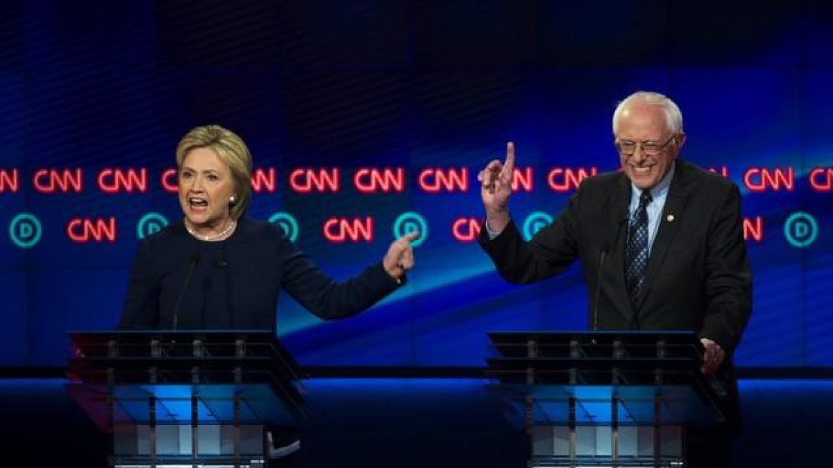 Hillary Clinton y Bernie Sanders, ayer en Flint, durante un momento del debate.-AP / JAKE MAY