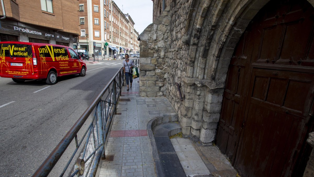 La acera junto a la iglesia del Monasterio de Santa Clara es muy estrecha para el paso de peatones. SANTI OTERO