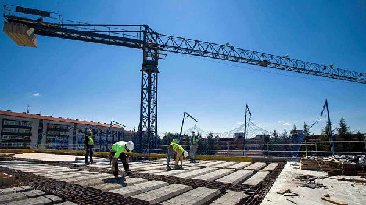 Varios obreros trabajando en una obra en Burgos capital. TOMÁS ALONSO