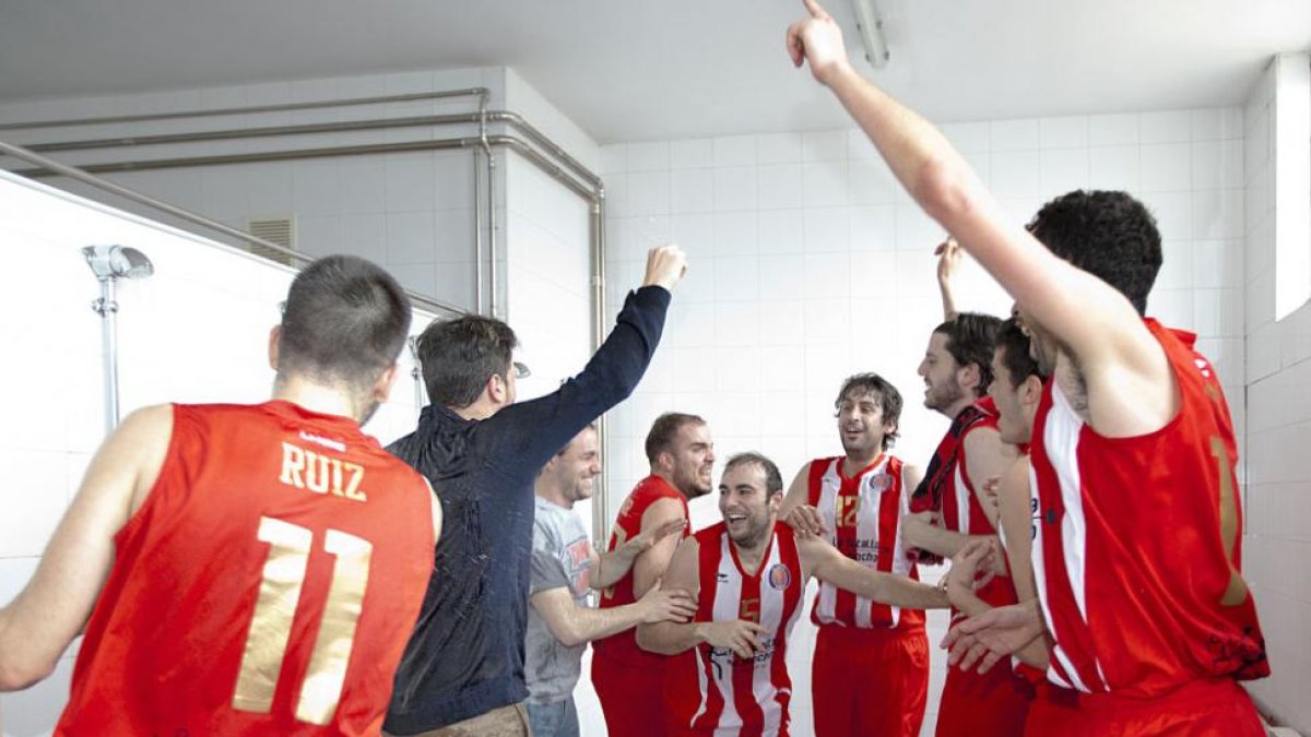 Los jugadores del UBU Tizona celebran el ascenso conseguido ayer.-JAIRO MANZANO
