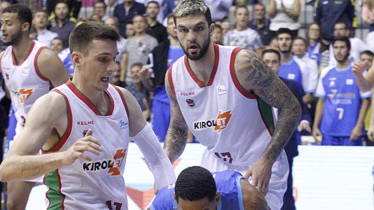 Frazier remonta línea de fondo ante Matt Janning.-SANTI OTERO