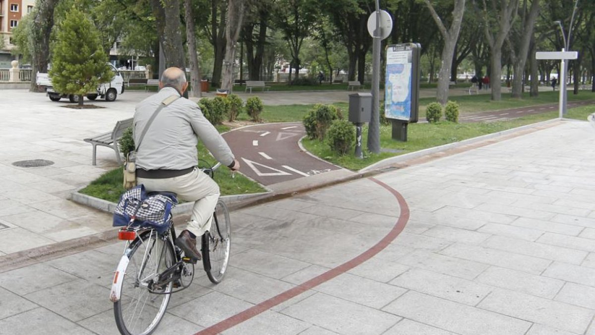 Un ciclista por el carril bici del paseo de la Sierra de Atapuerca.
