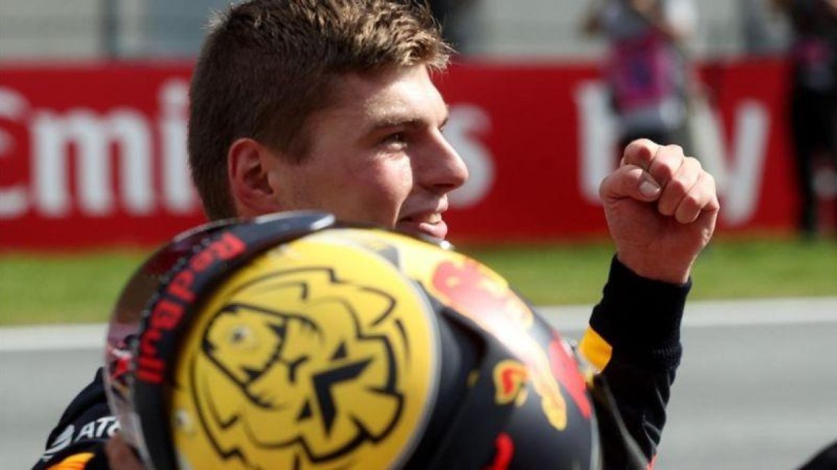 El holandés Max Verstappen se baja de su Red Bull como triunfador del GP de Austria.-AFP / GEORG HOCHMUTH
