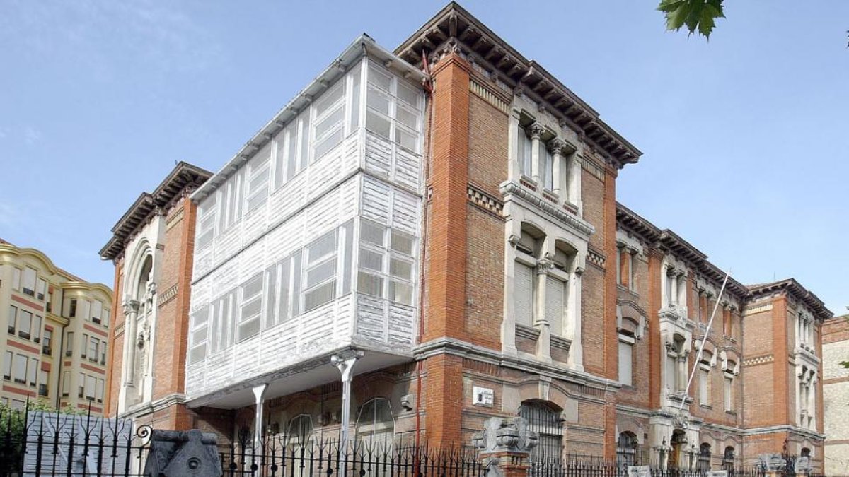 Instalaciones del antiguo colegio Niño Jesús hoy vacías tras el traslado a Parralillos.-ISRAEL L. MURILLO