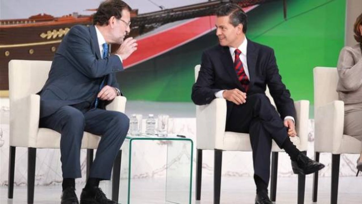 Mariano Rajoy conversa con el presidente mexicano, Enrique Peña Nieto, en el foro de Veracruz.-Foto: EFE / MAURICIO DUEÑAS