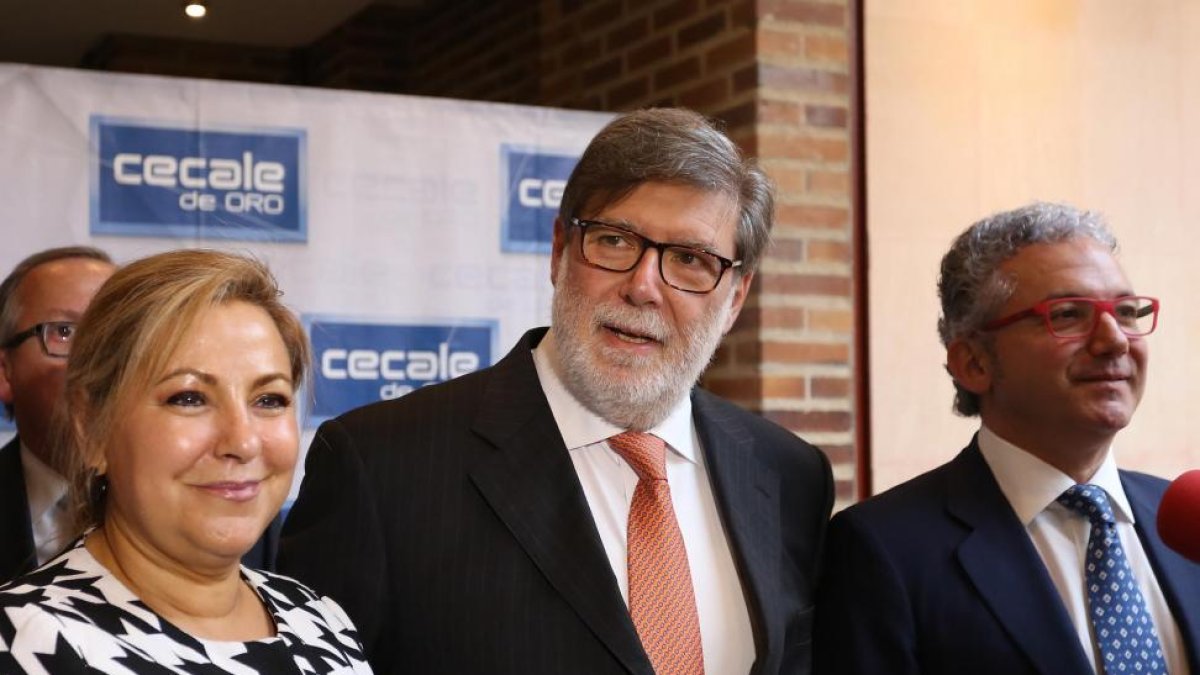 La vicepresidenta y consejera de Empleo, Rosa Valdeón, y el presidente de Cecale, Santiago Aparicio, antes de la entrega de los premios Cecale de Oro 2015 en Segovia-ICAL