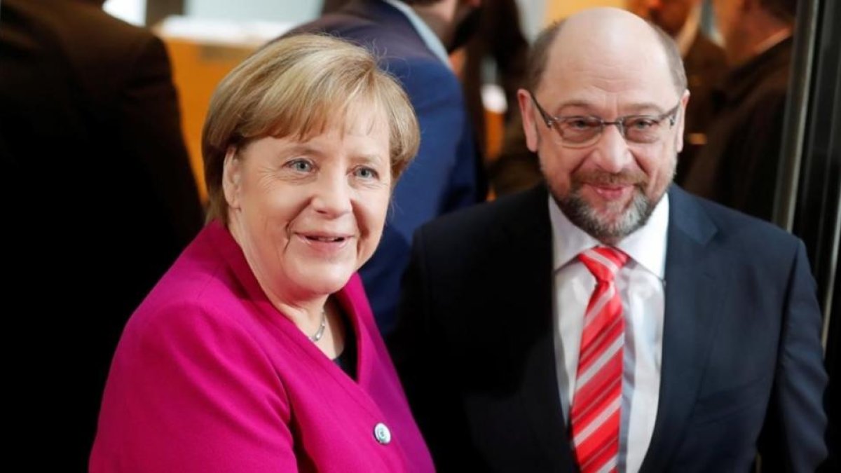 La cancillera Angela Merkel y el líder socialdemócrata Martin Schulz, antes de empezar las conversaciones para formar Gobierno, en Berlín.-/ REUTERS / HANNIBAL HANSCHKE