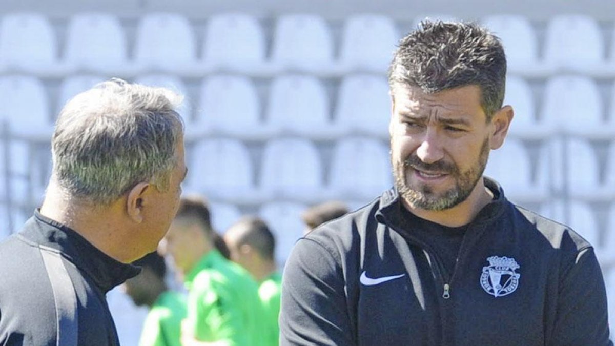 Fernando Estévez dialoga con el coach del BCF, Kiko Vegas-Israel L. Murillo
