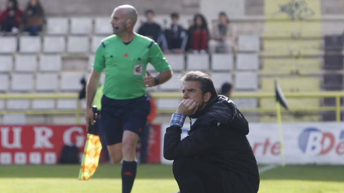 Arconada observa atentamente las evoluciones de sus jugadores.-Raúl G. Ochoa