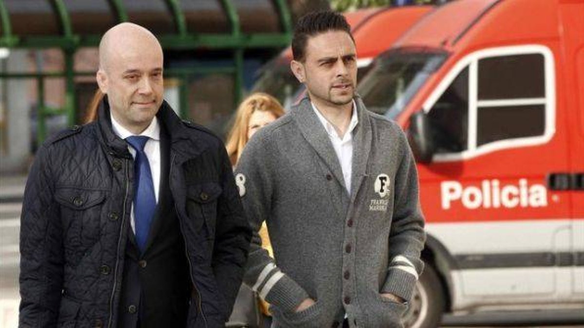 Sergio García, acompañado de su abogado, a su llegada al Palacio de Justicia de Pamplona para declarar ante el juez por el presunto amaño del Espanyol-Osasuna.-Foto: EFE / JESÚS DIGES