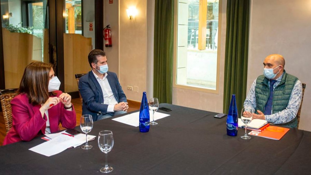 Esther Peña y Luis Tudanca con el presidente de la Confederación de Hostelería y Turismo de Castilla y León, Fernando de la Varga. SANTI OTERO