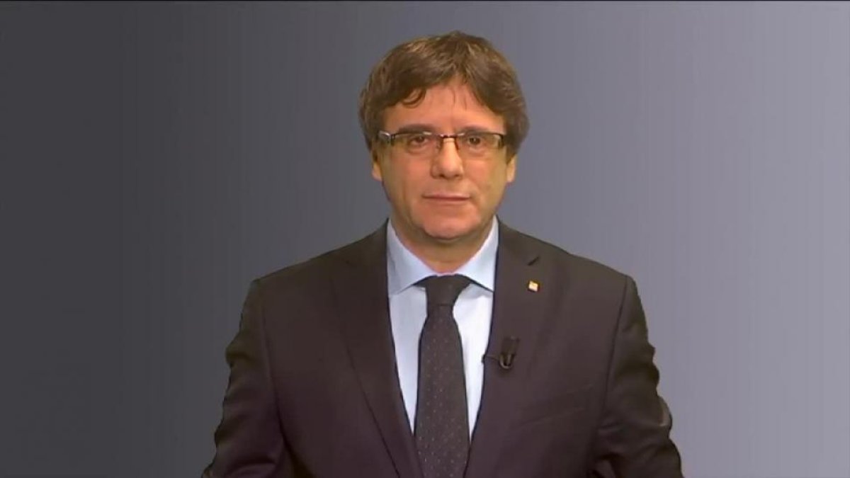 Carles Puigdemont desde Bruselas.-EL PERIÓDICO